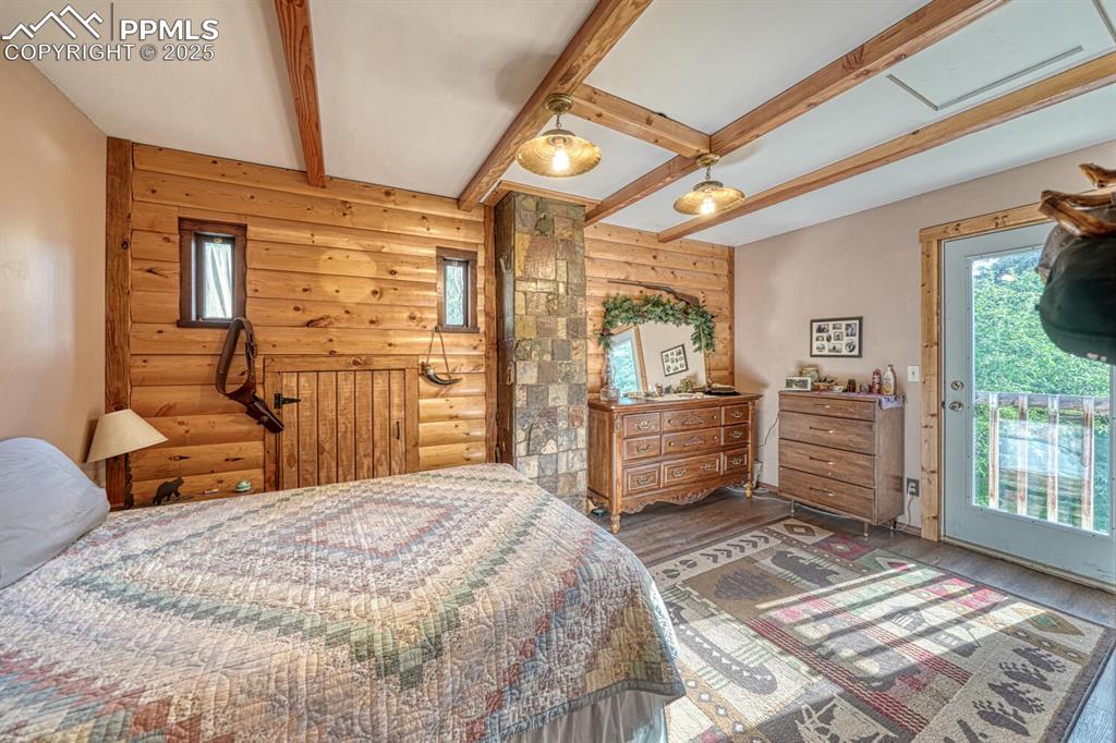 Image 23 of 36: Bedroom