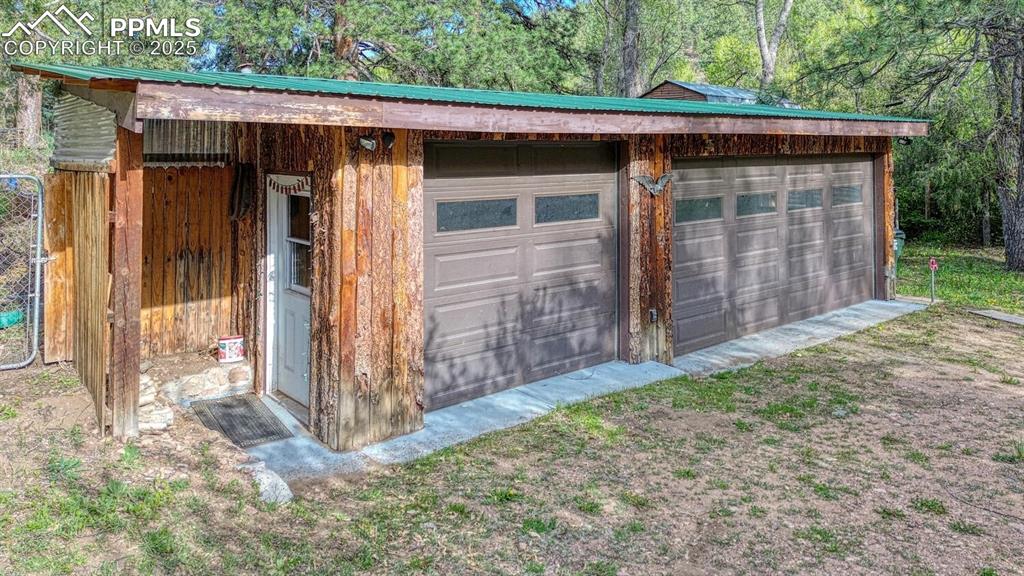 Image 29 of 36: Garage