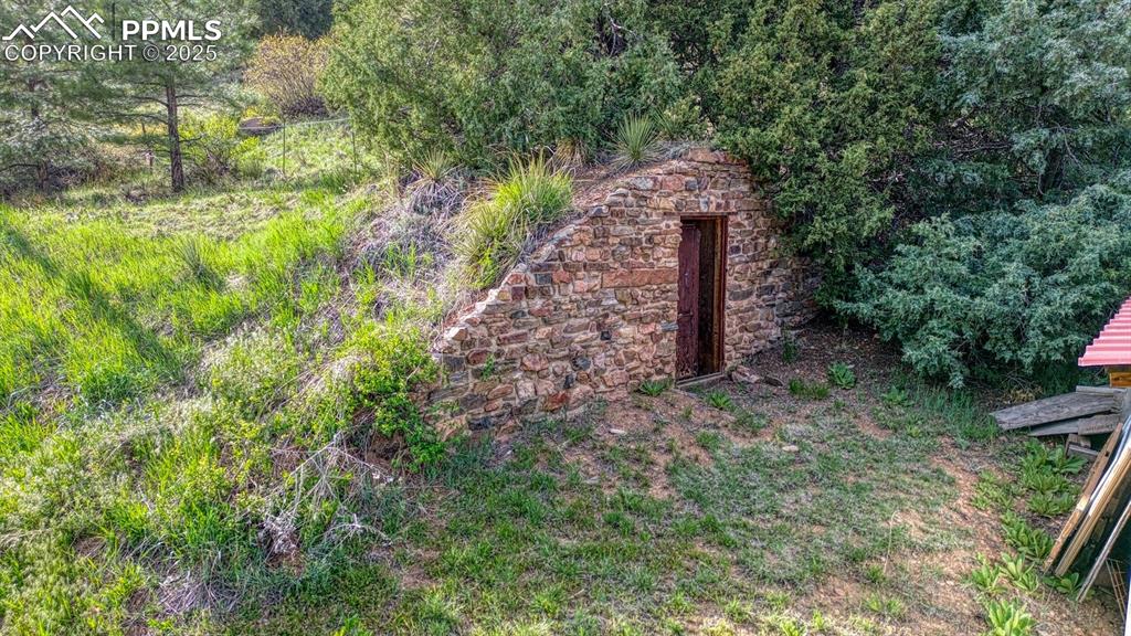 Image 30 of 36: Yard