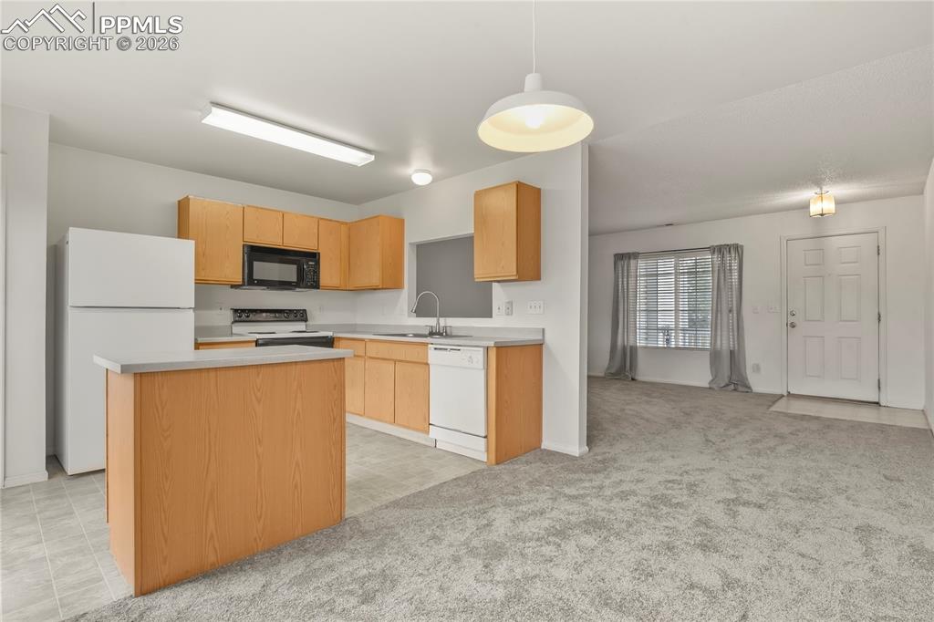 Image 10 of 27: Kitchen