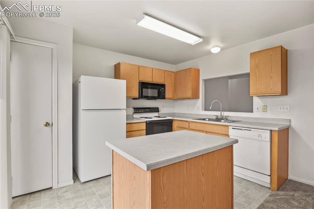 Image 11 of 27: Kitchen