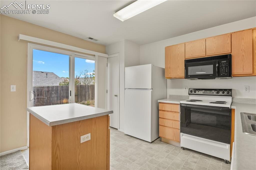 Image 12 of 27: Kitchen