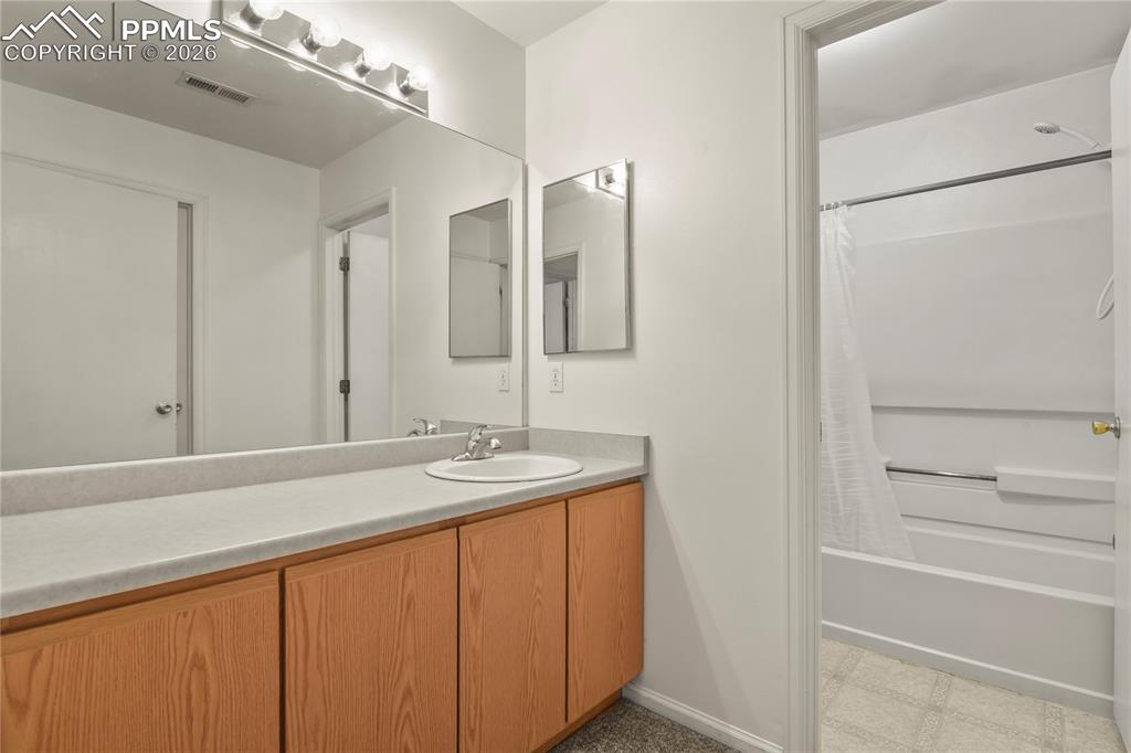 Image 17 of 27: Bathroom