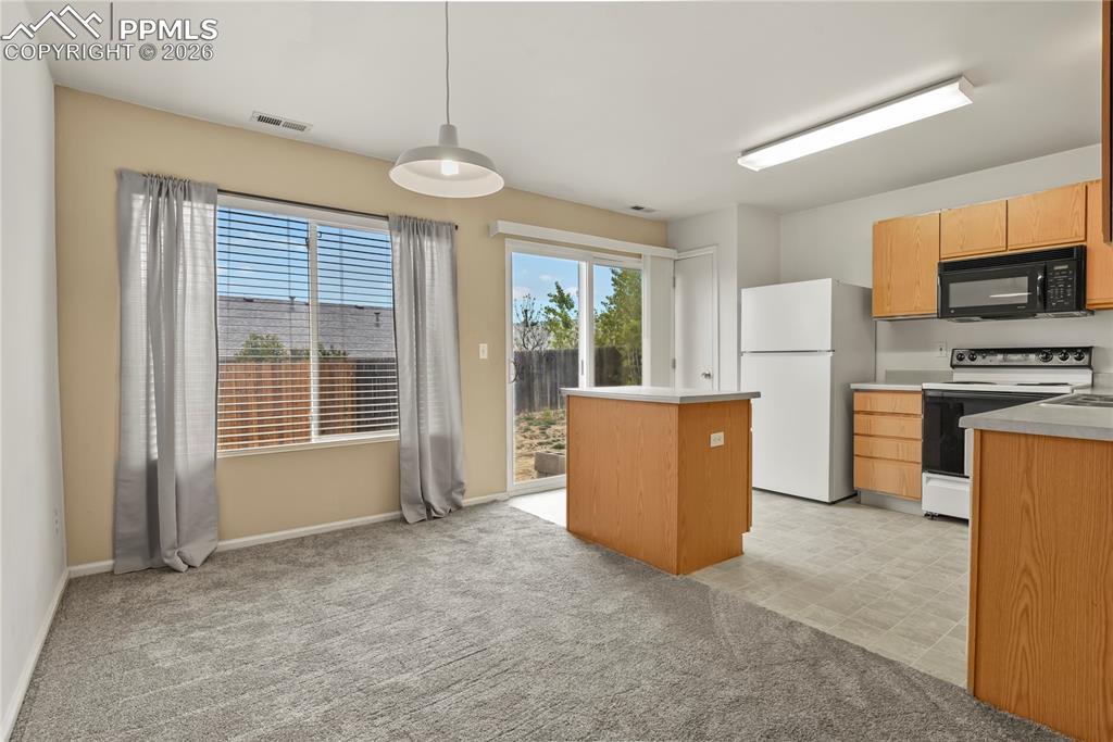 Image 8 of 27: Kitchen