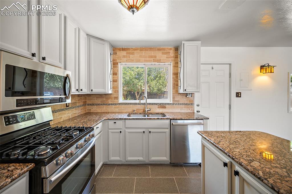 Image 10 of 26: Kitchen