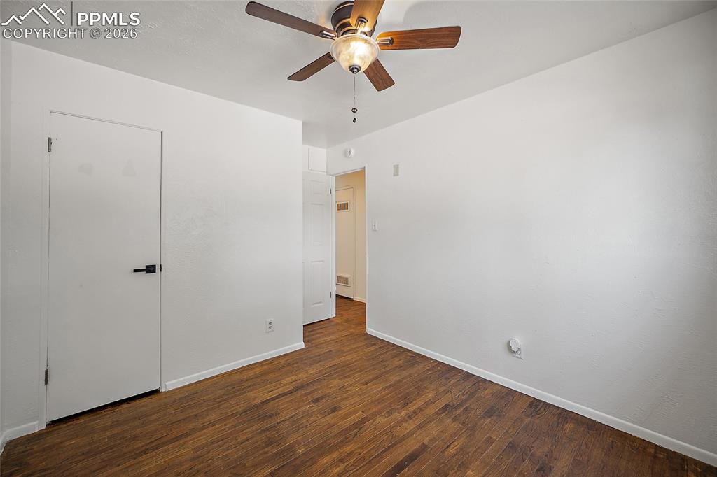 Image 14 of 26: Bedroom