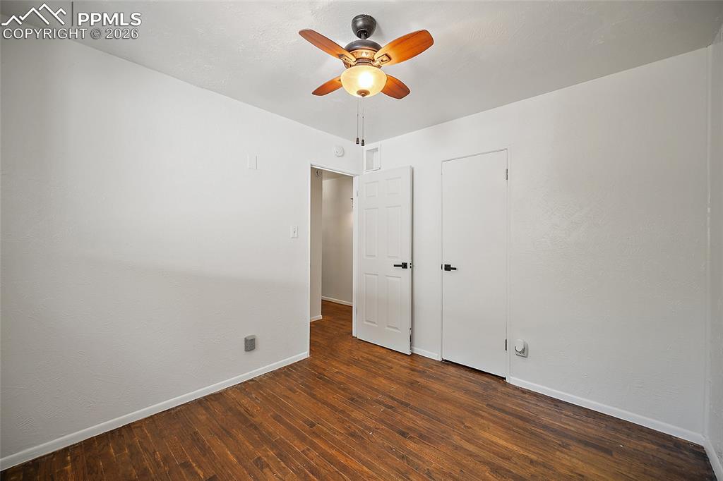 Image 16 of 26: Bedroom