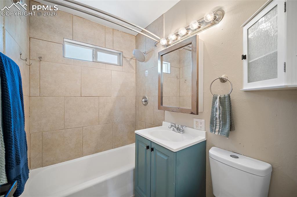 Image 17 of 26: Bathroom