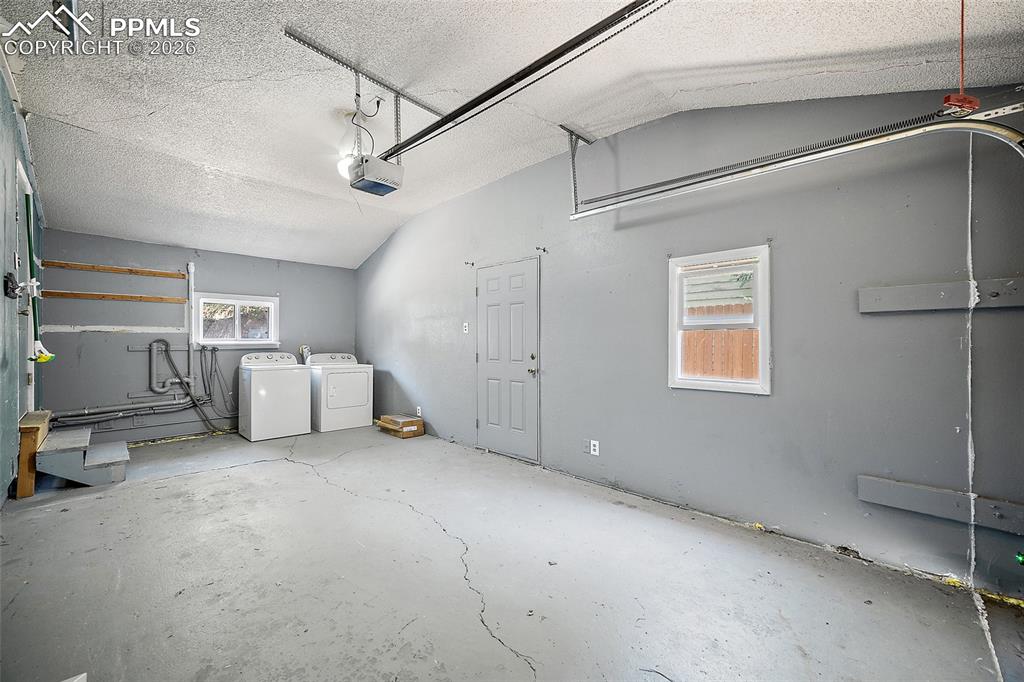 Image 18 of 26: Garage