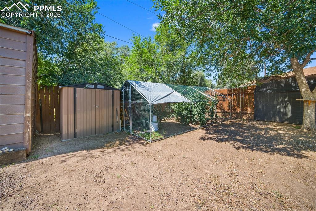 Image 22 of 26: Yard