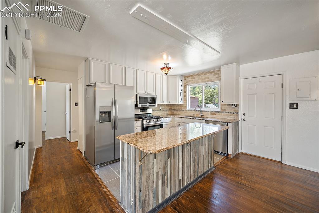 Image 4 of 26: Kitchen