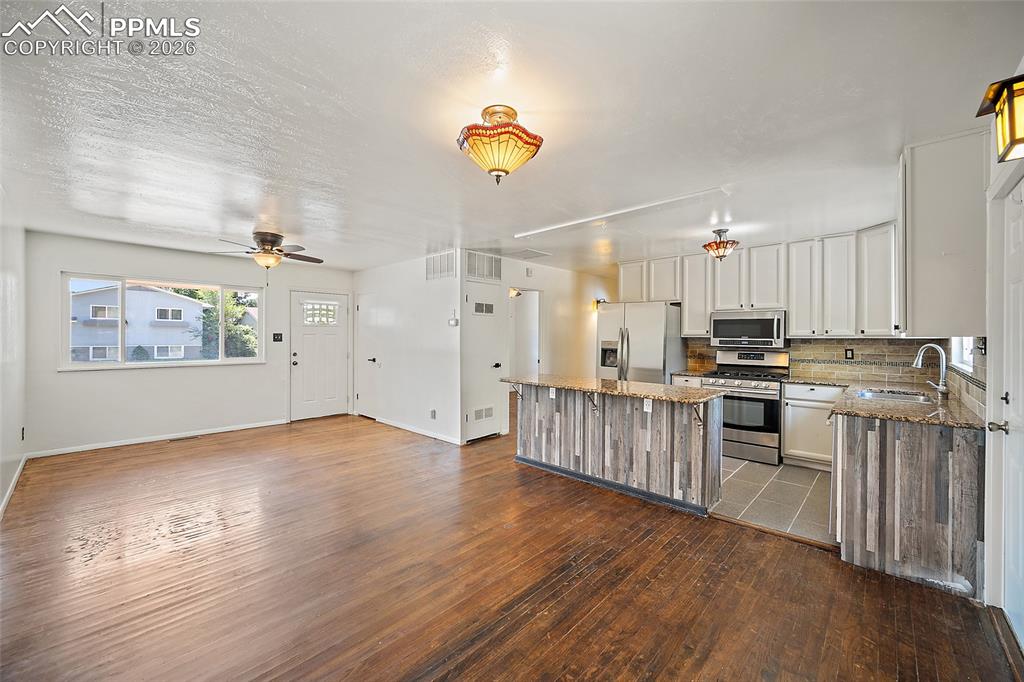 Image 7 of 26: Kitchen