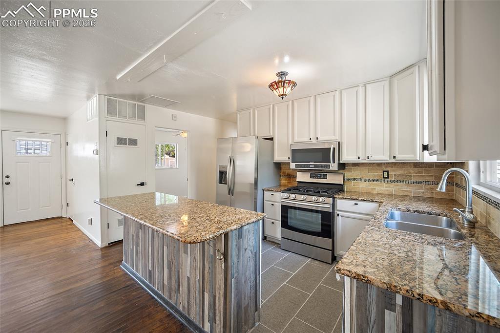 Image 8 of 26: Kitchen