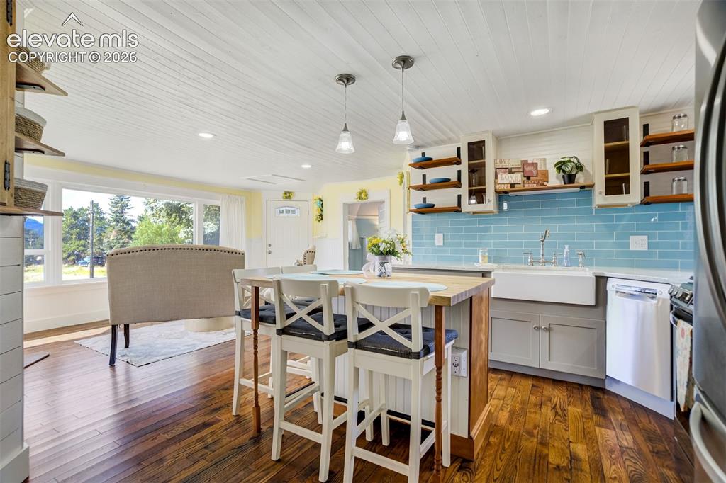 Image 11 of 37: Kitchen