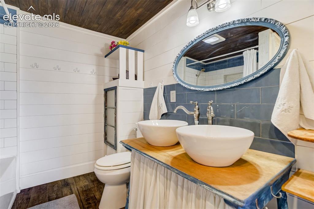 Image 17 of 37: Bathroom