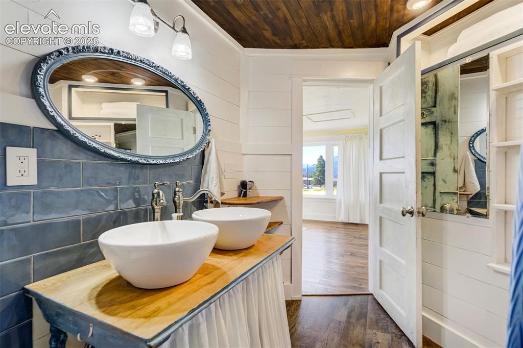 Image 18 of 37: Bathroom