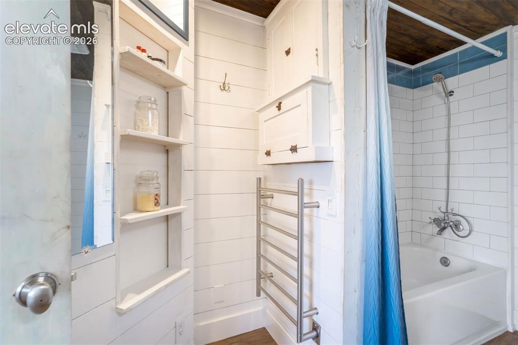 Image 19 of 37: Bathroom