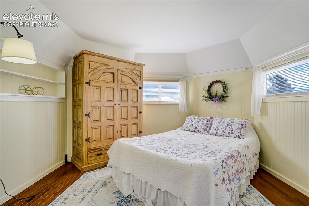 Image 21 of 37: Bedroom