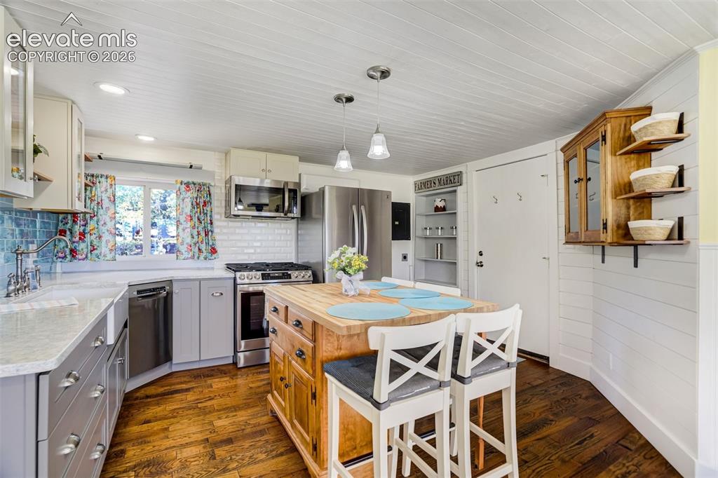 Image 9 of 37: Kitchen