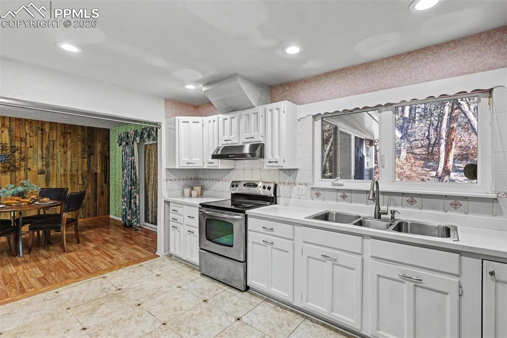 Image 10 of 38: Kitchen