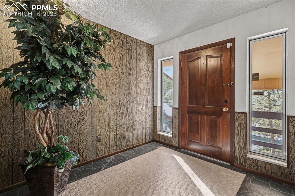 Image 3 of 38: Welcoming foyer