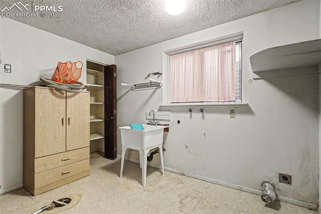 Image 31 of 38: Laundry