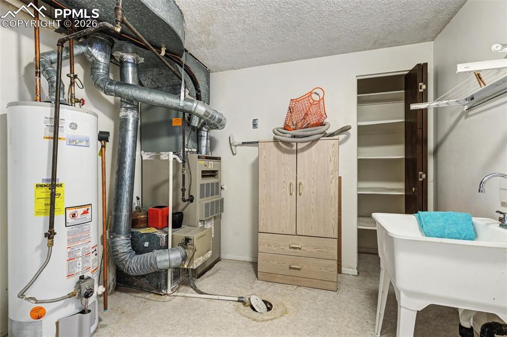 Image 32 of 38: Laundry