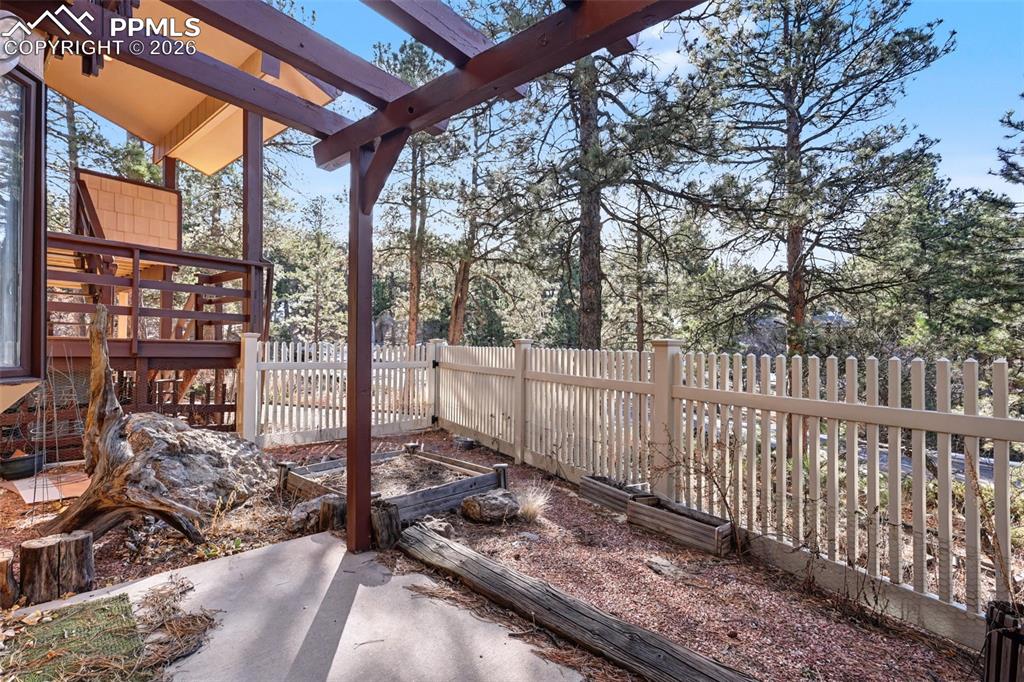 Image 33 of 38: Small fenced in area just off of family room area