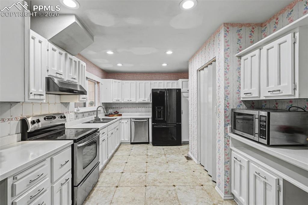 Image 9 of 38: Kitchen