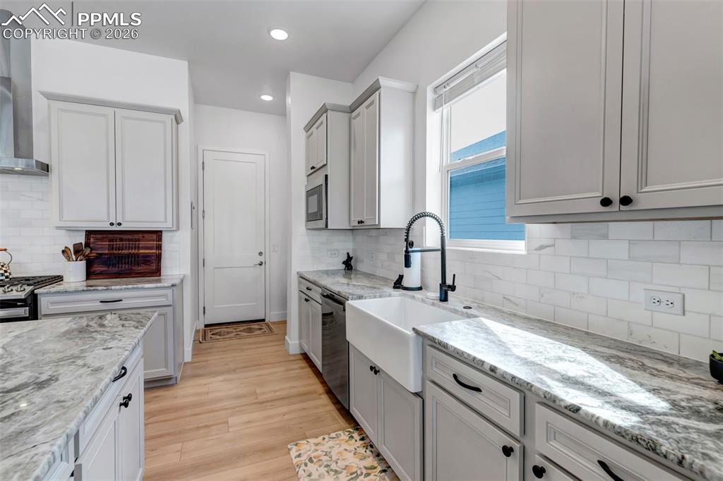 Image 10 of 48: Kitchen