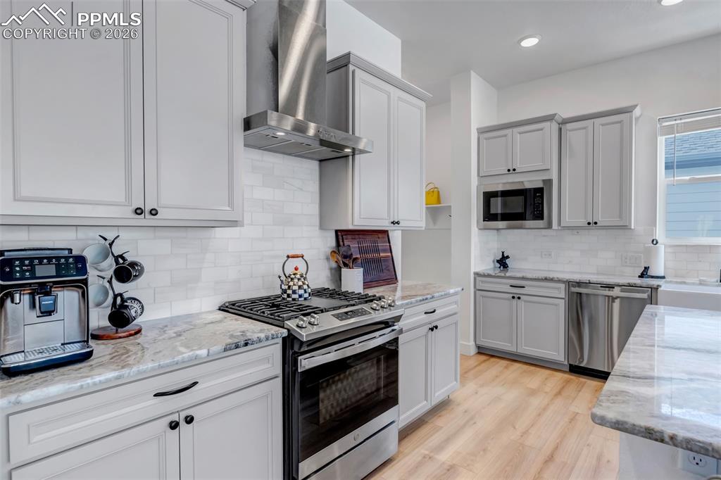 Image 13 of 48: Kitchen