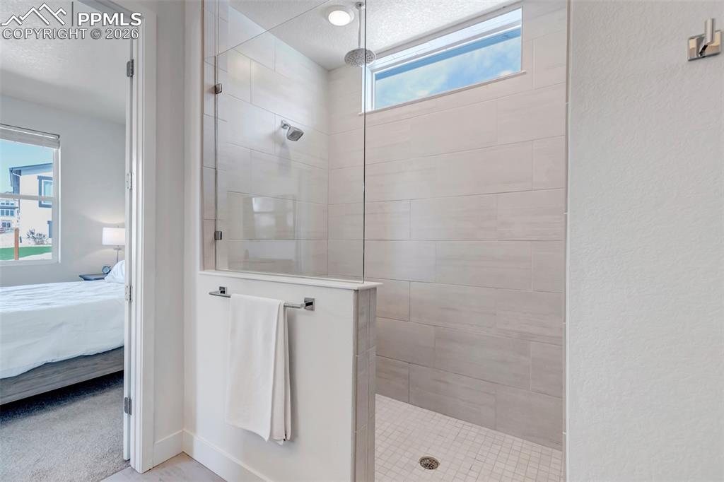 Image 26 of 48: Bathroom