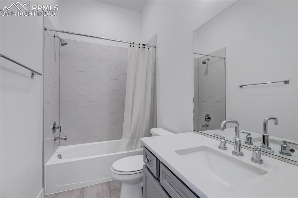 Image 27 of 48: Bathroom