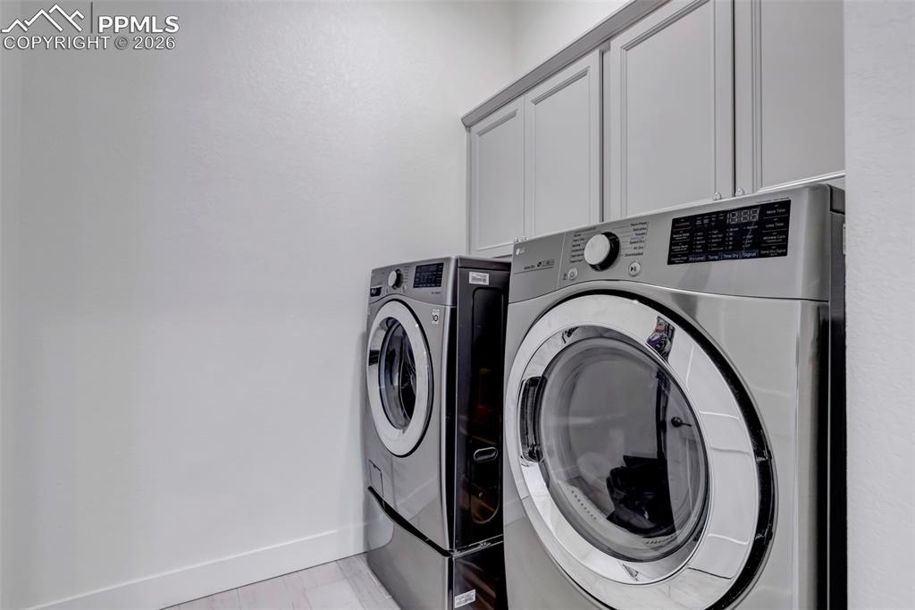 Image 32 of 48: Laundry