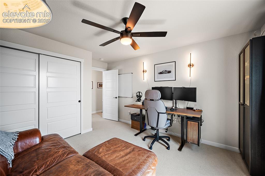 Image 19 of 35: Office