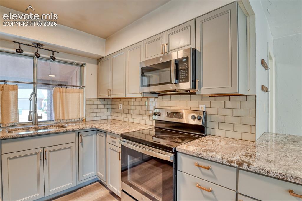 Image 15 of 48: Kitchen