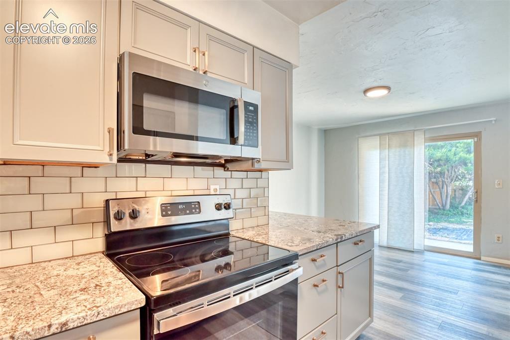 Image 16 of 48: Kitchen