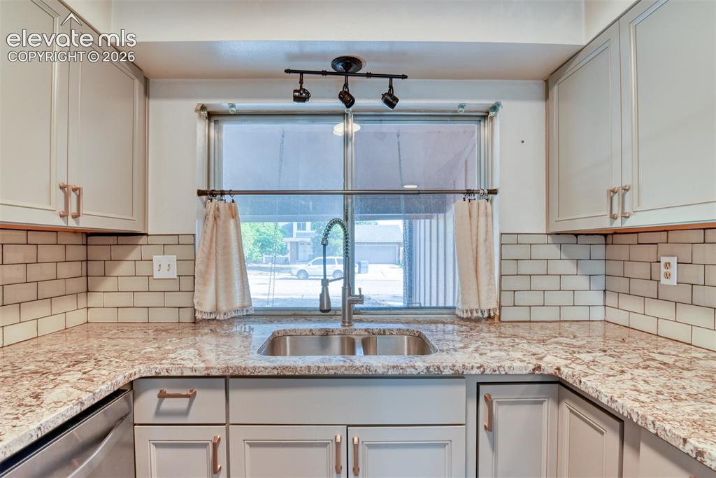 Image 17 of 48: Kitchen