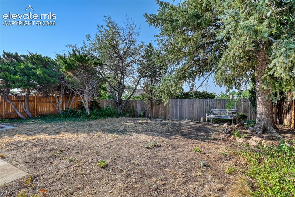Image 42 of 48: Yard