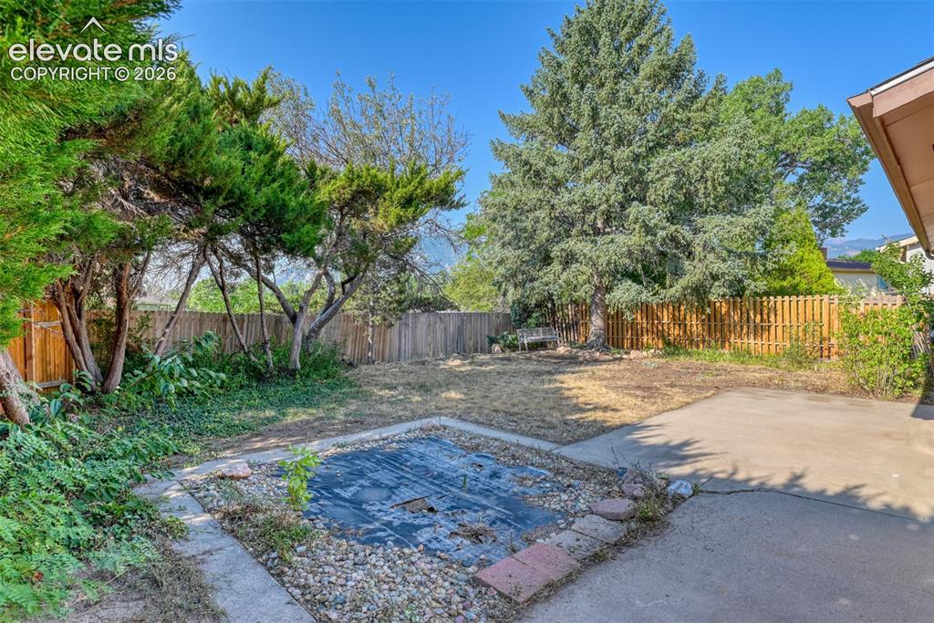 Image 43 of 48: Yard