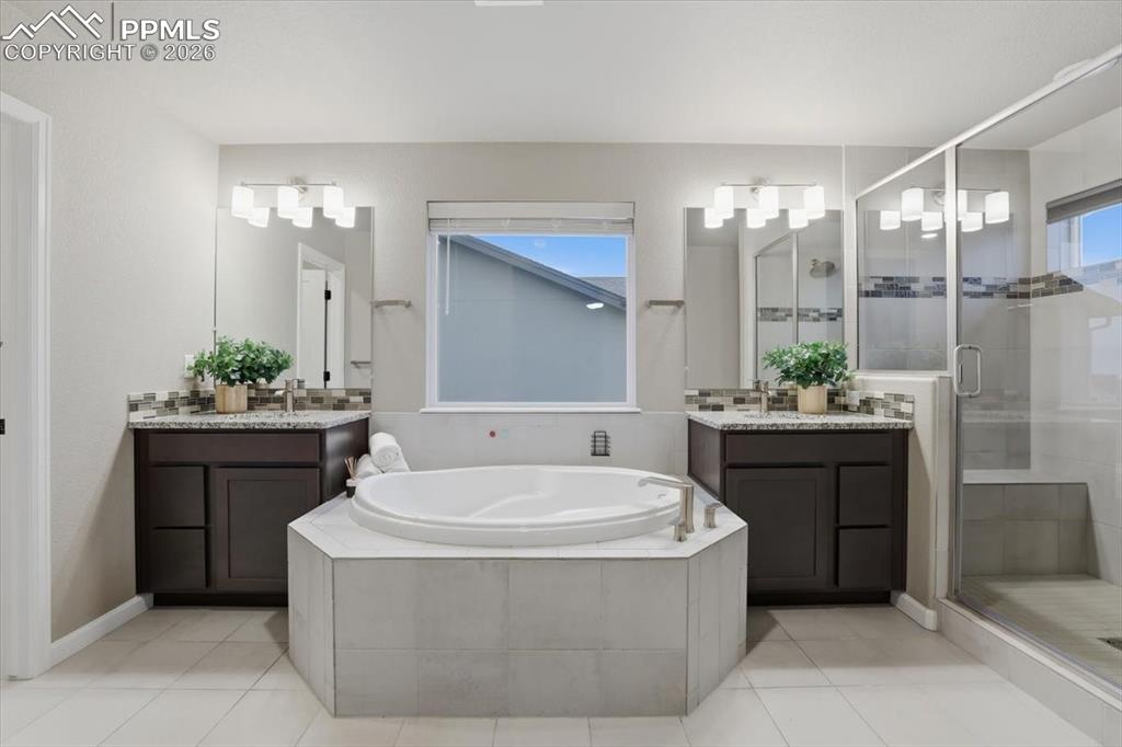 Image 11 of 50: Bathroom