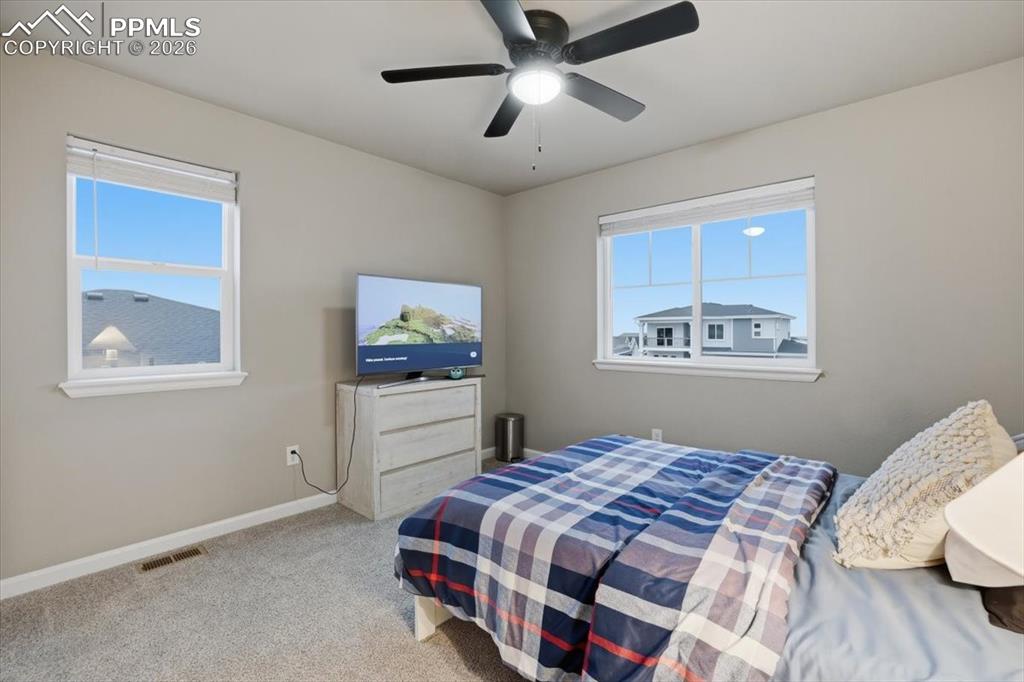 Image 16 of 50: Bedroom