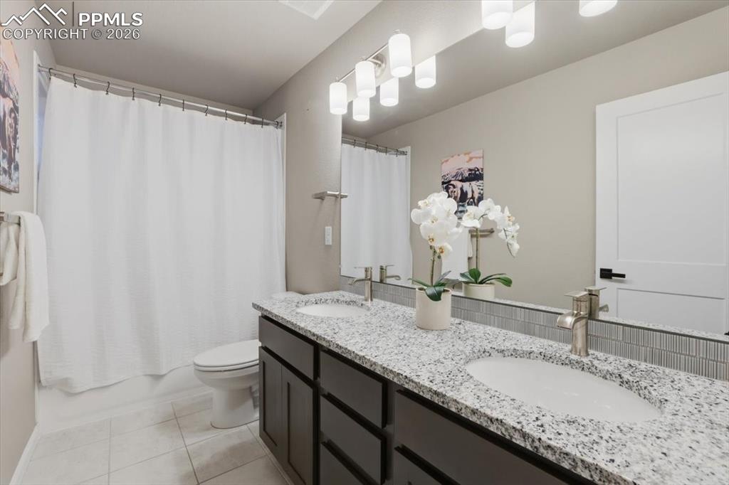 Image 18 of 50: Bathroom