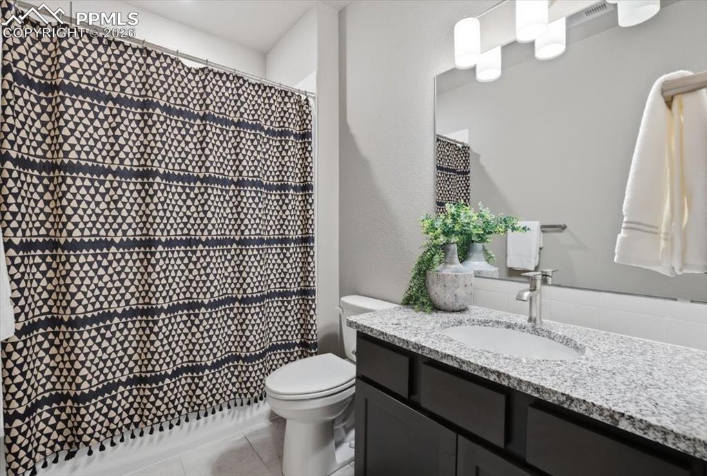 Image 25 of 50: Bathroom