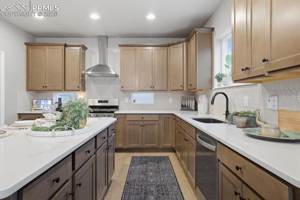 Image 3 of 50: Kitchen