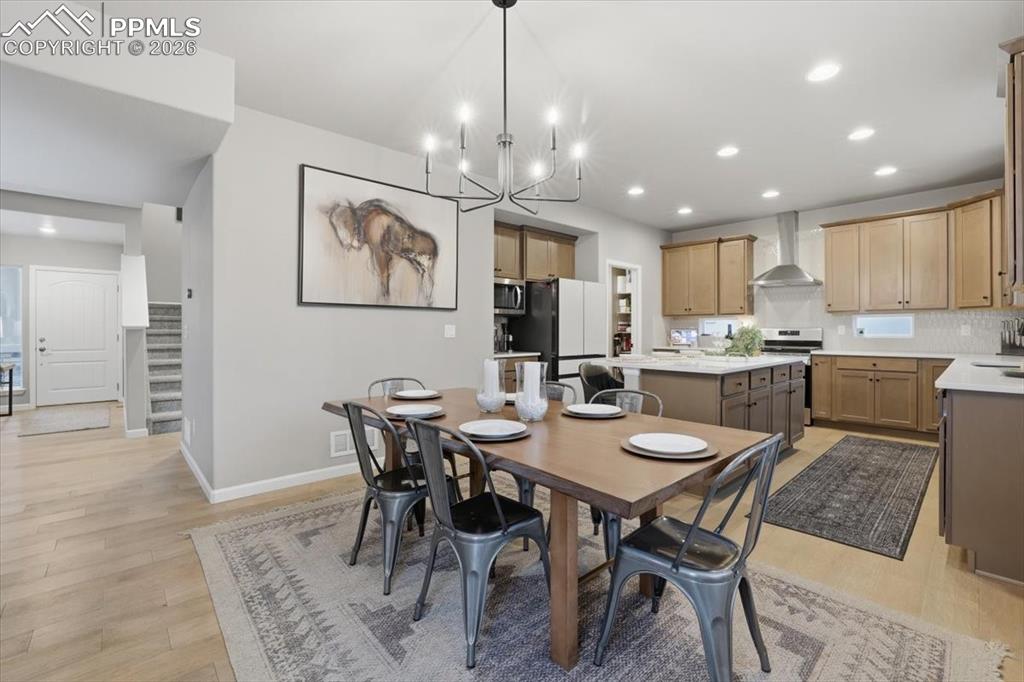 Image 40 of 50: Dining Area