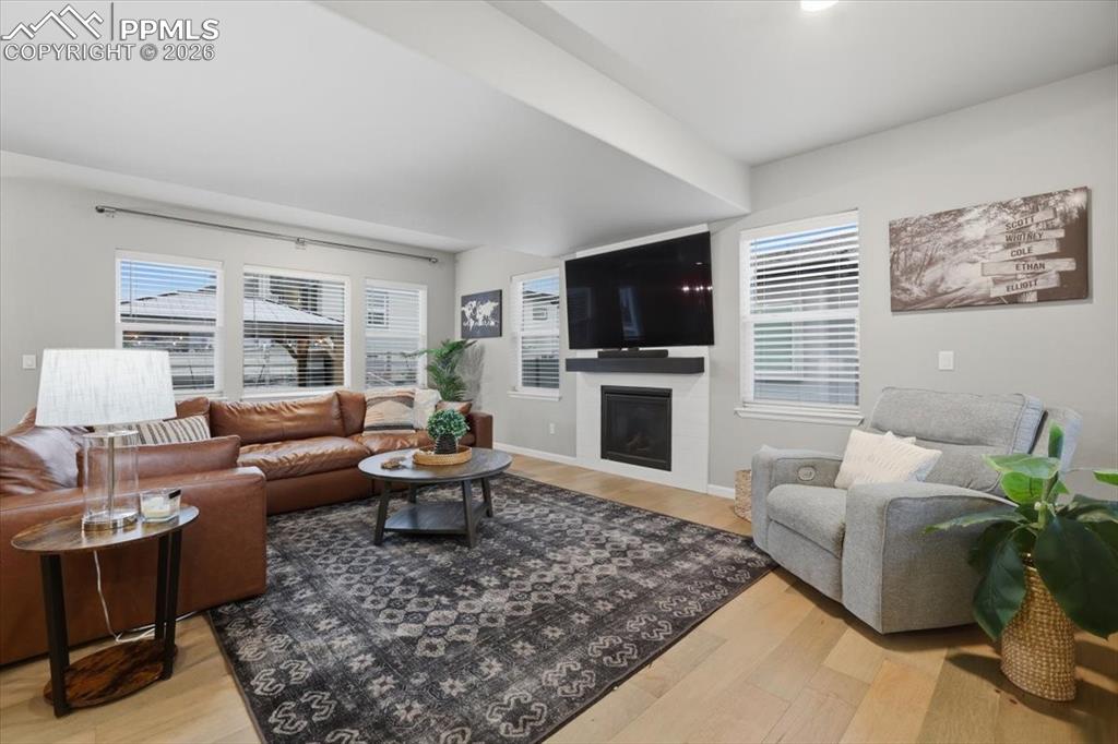 Image 6 of 50: Living Room