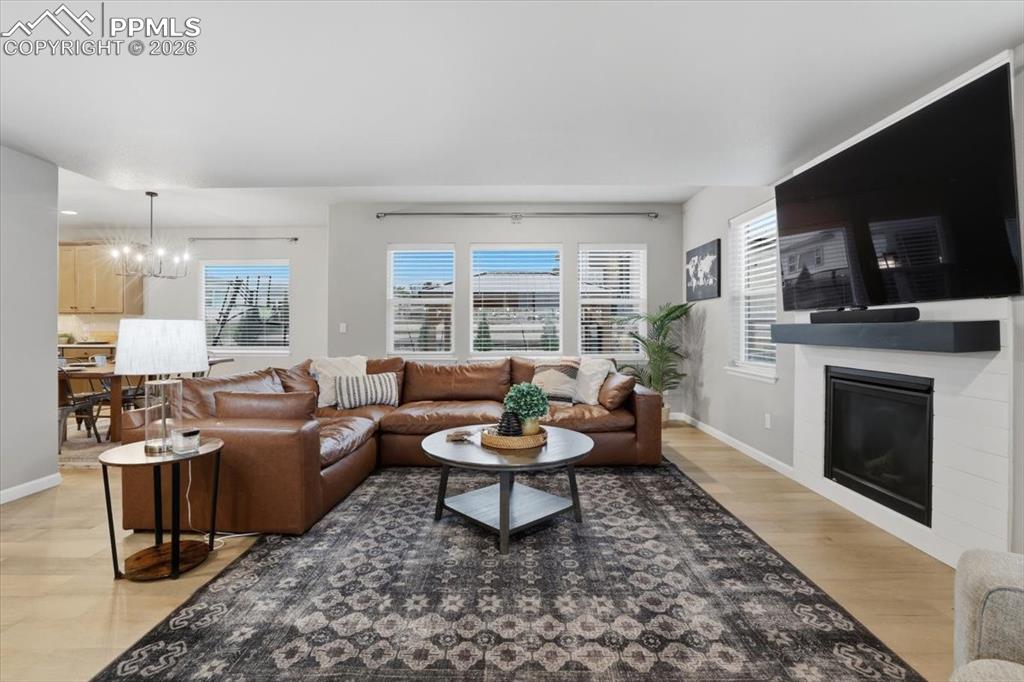 Image 7 of 50: Living Room