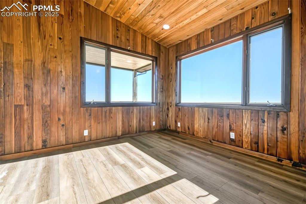 Image 29 of 46: Bedroom