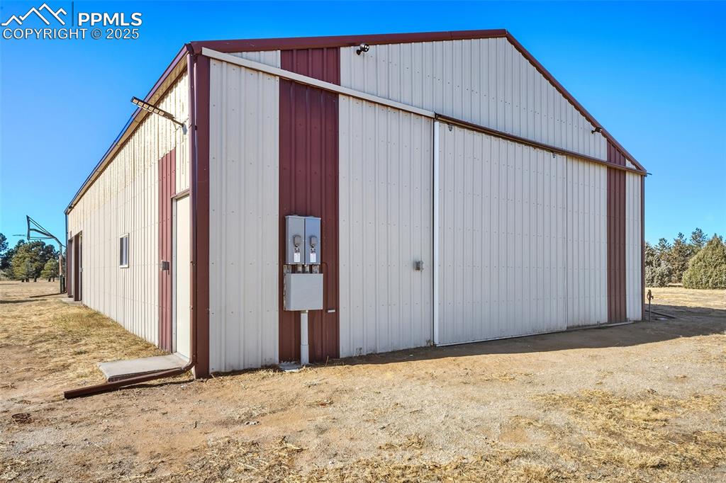 Image 34 of 46: Huge Garage/Workshop